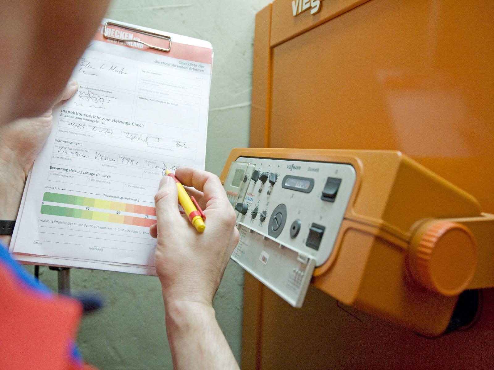 Techniker prüft Anlage